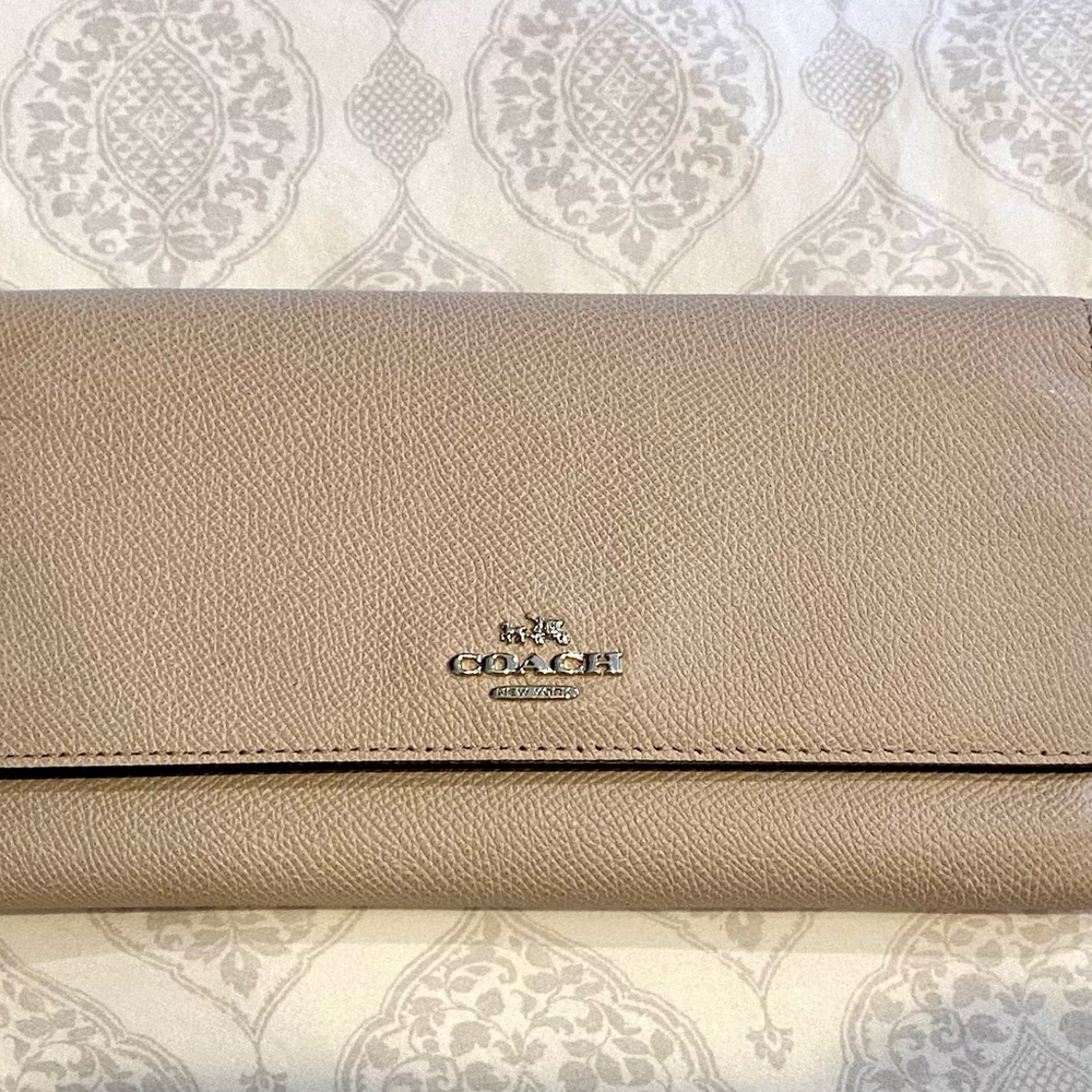 ✨ Like New Coach Wallet ✨